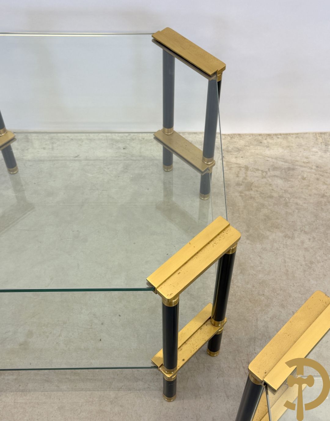 Vintage salontafel met glas en koperafwerking + 3 bijhorende vintage bijzettafels