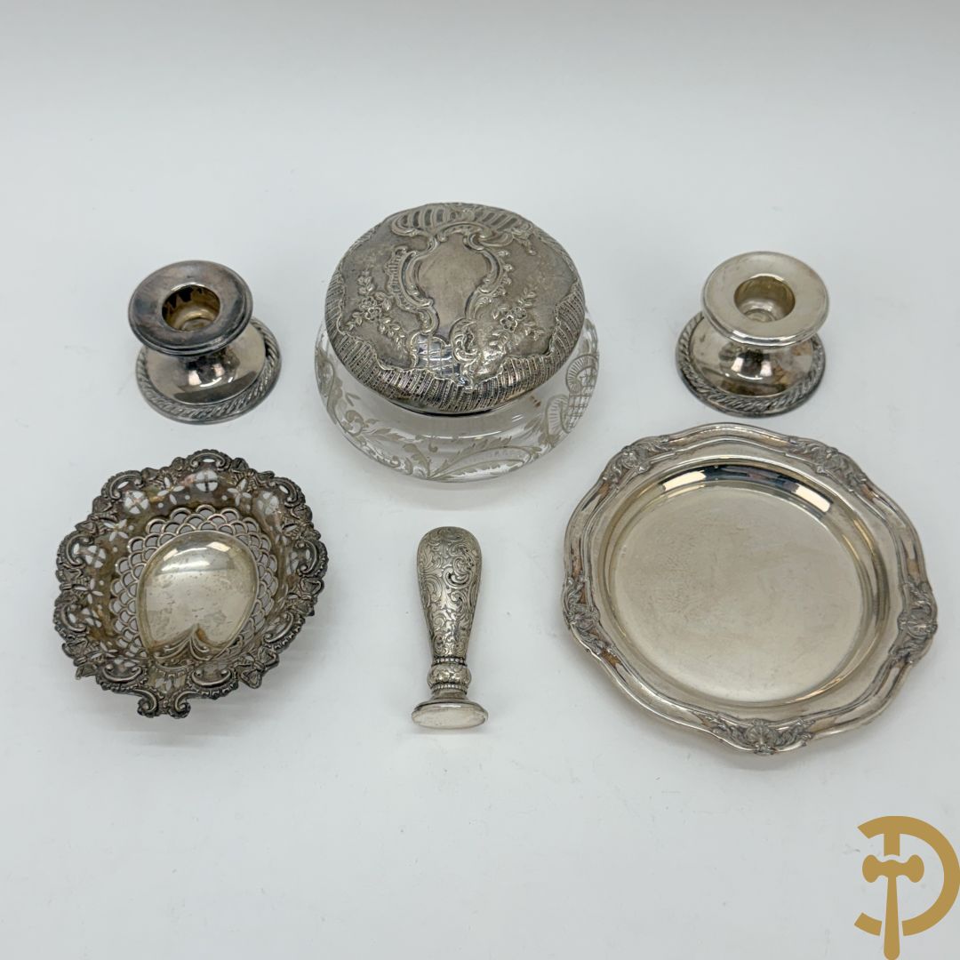 Massief zilveren schaaltje met Louis XV motieven, Delheid + bonbonnière met zilveren deksel + massief zilveren geajoureerd schaaltje + lakzegel met bewerkt handvat
