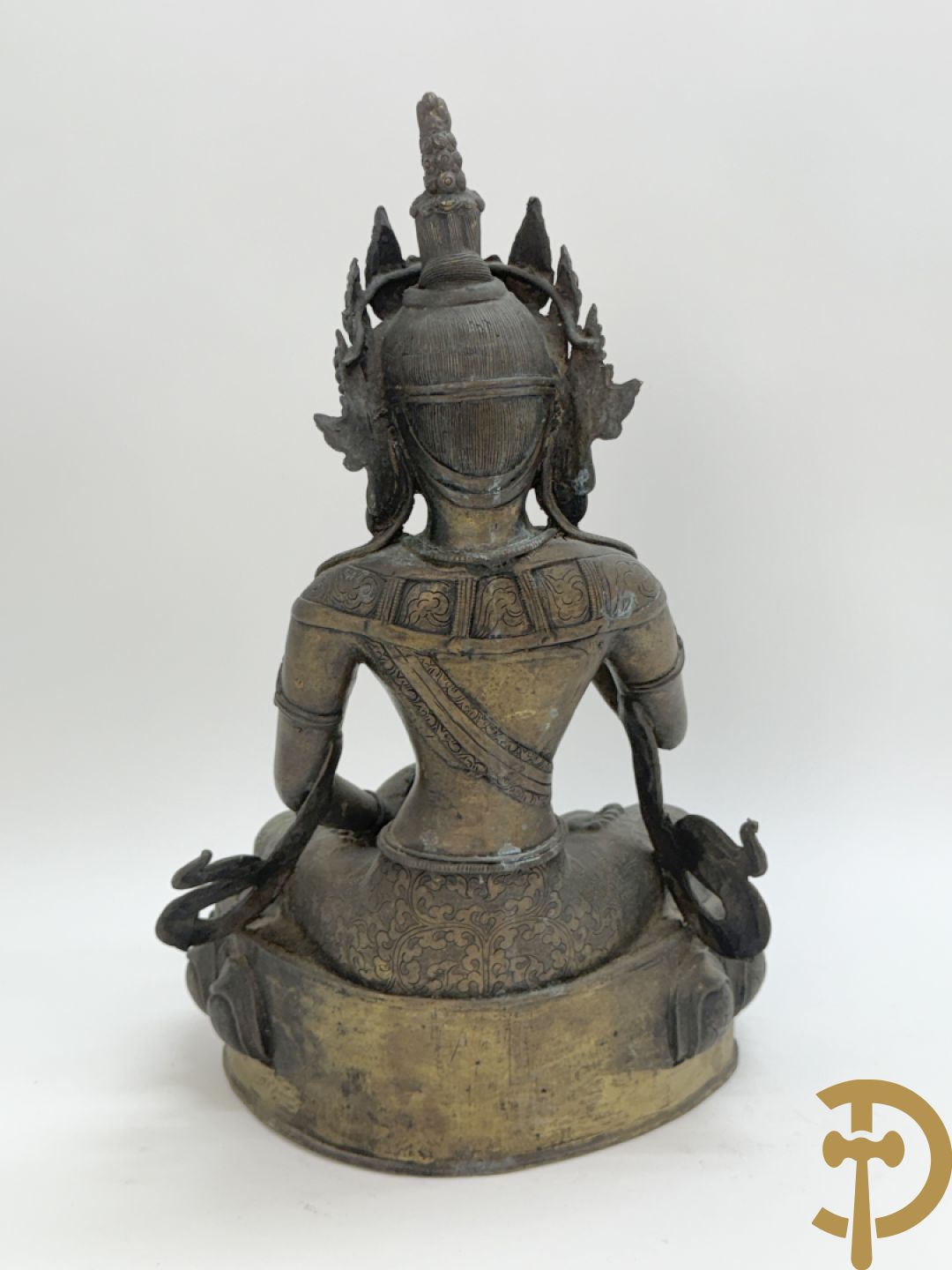 Bronzen neergezeten Boedha