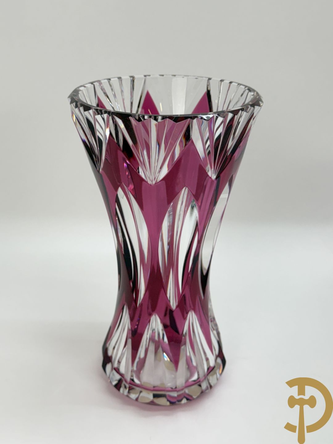 Mooi lot gekleurd Val Saint Lambert kristal bestaande uit 4 vazen, parfumstel (2 ledig), geslepen glas, coupe, onderzetters en 3 asbakken (14 stuks in het totaal)