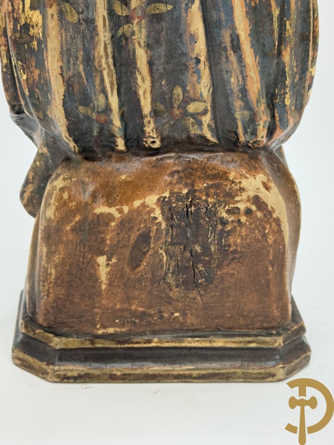 Gepolychromeerde houtsculptuur van zittende dame