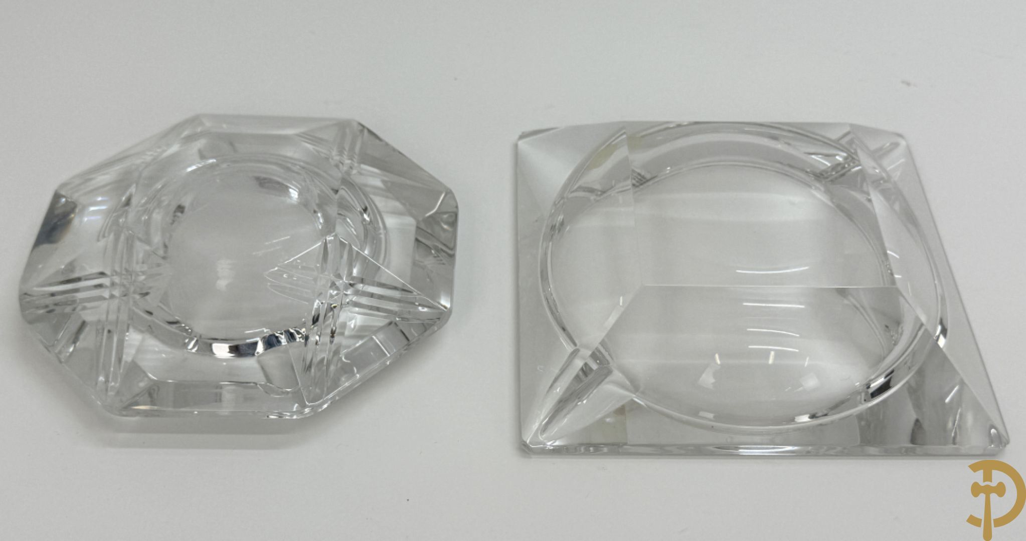 Mooi lot gekleurd Val Saint Lambert kristal bestaande uit 4 vazen, parfumstel (2 ledig), geslepen glas, coupe, onderzetters en 3 asbakken (14 stuks in het totaal)