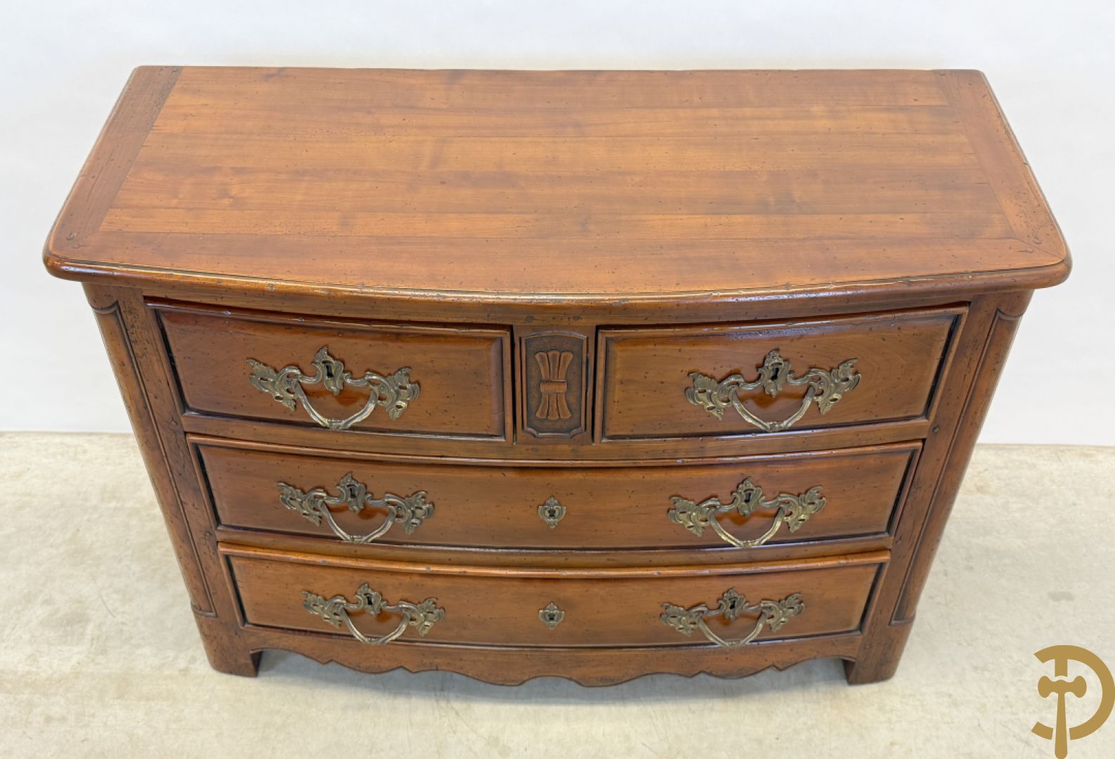 Gebogen kerselaren vierladencommode met koperen Louis XV trekkers, achteraan geëstampilleerd Richelieu Art & Meubels de France