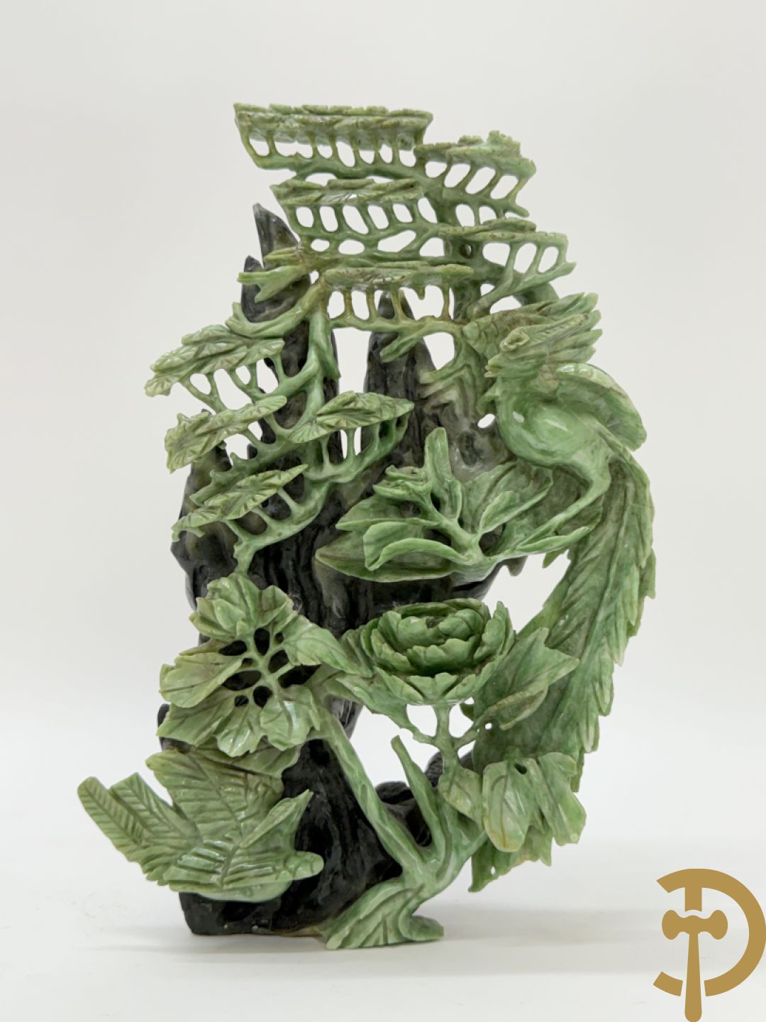 Sculptuur in speksteen van natuurtafereel met vogels en pioenrozen + speksteen sculptuur tafereel van 2 fo honden en vaas