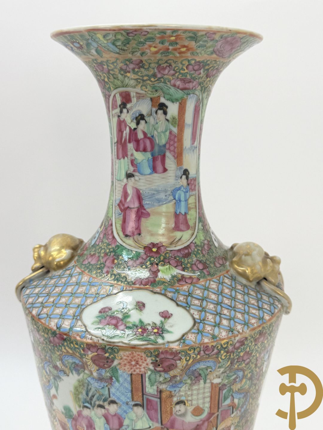 Paar Chinese porseleinen famille rose Kanton vazen met geanimeerd decor en zijdelings met fo honden