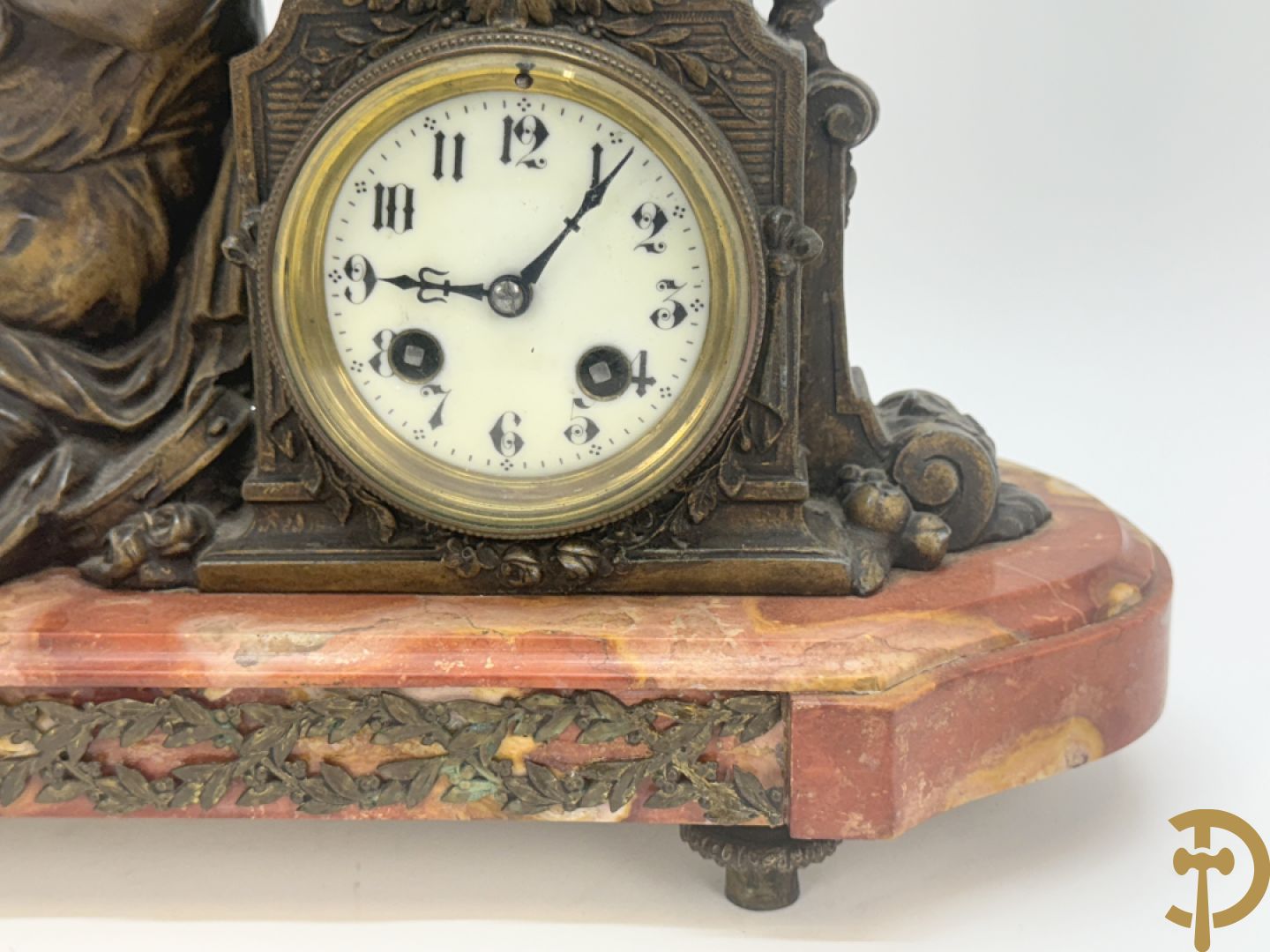 Driedelige garnituur, centraal horloge gedecoreerd met zamak beeld van fluitspelende cupido, geflankeerd door paar cassolettes - alles op marmeren basis