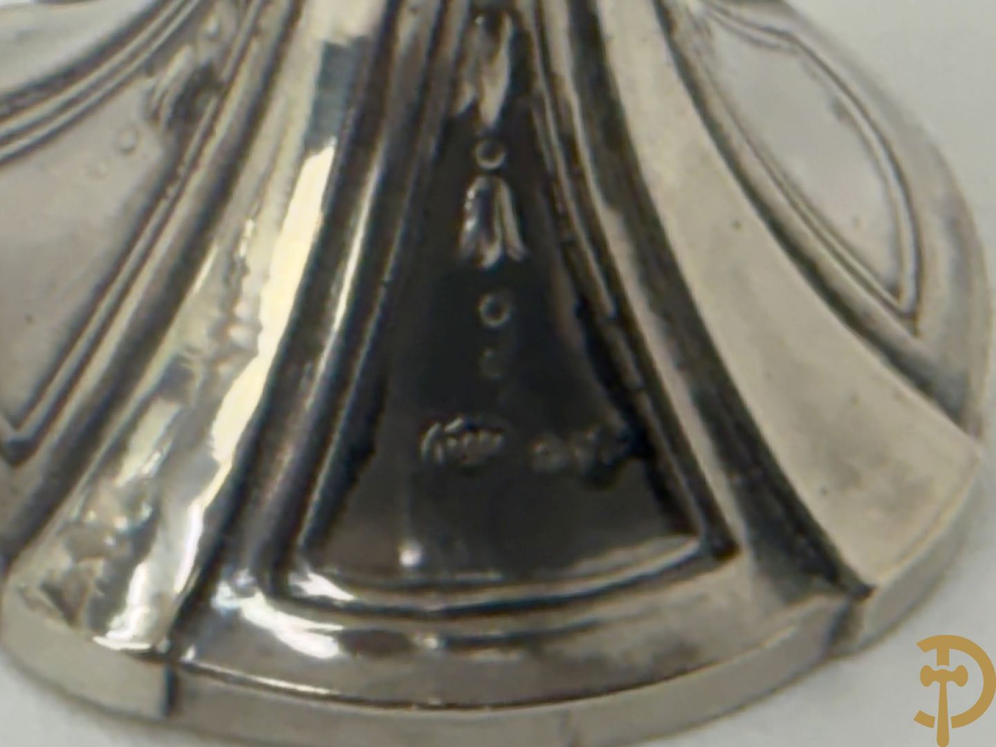 Massief zilveren schaaltjes op 3 pootjes + klein schaaltje Wolfers + flessenhouder  Engels massief zilver + 2 massief zilveren servetringen + zilveren eierdopje + massief zilveren geboortebeker + sigarettenetui gevat in massief zilveren omhulsel + vaasje met zilveren rand