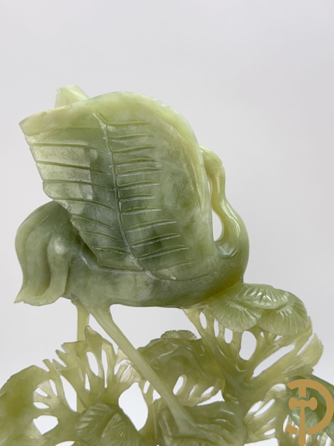 Paar jadeiet sculpturen met fenixvogels in natuurtafereel