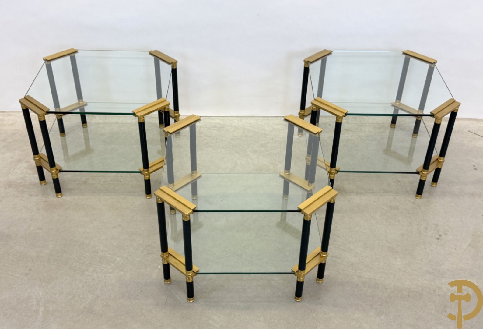 Vintage salontafel met glas en koperafwerking + 3 bijhorende vintage bijzettafels