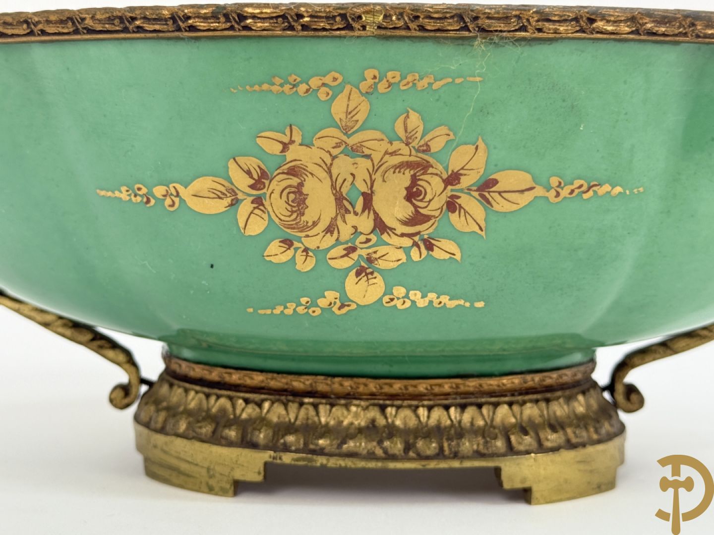 Sèvres cachepot met dubbel decor van handbeschilderde romantische dames en bloemendecor + cachepot in Frans porselein met bloemendecor gevat in bronzen houder + Limoges medici vaas met zwanehalzen