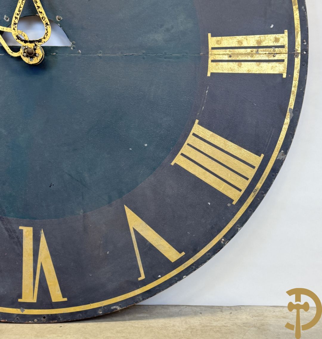 Grote metalen beschilderde decoratieve wijzerplaat met Romeinse cijfers en wijzers gedecoreerd met zon en maan