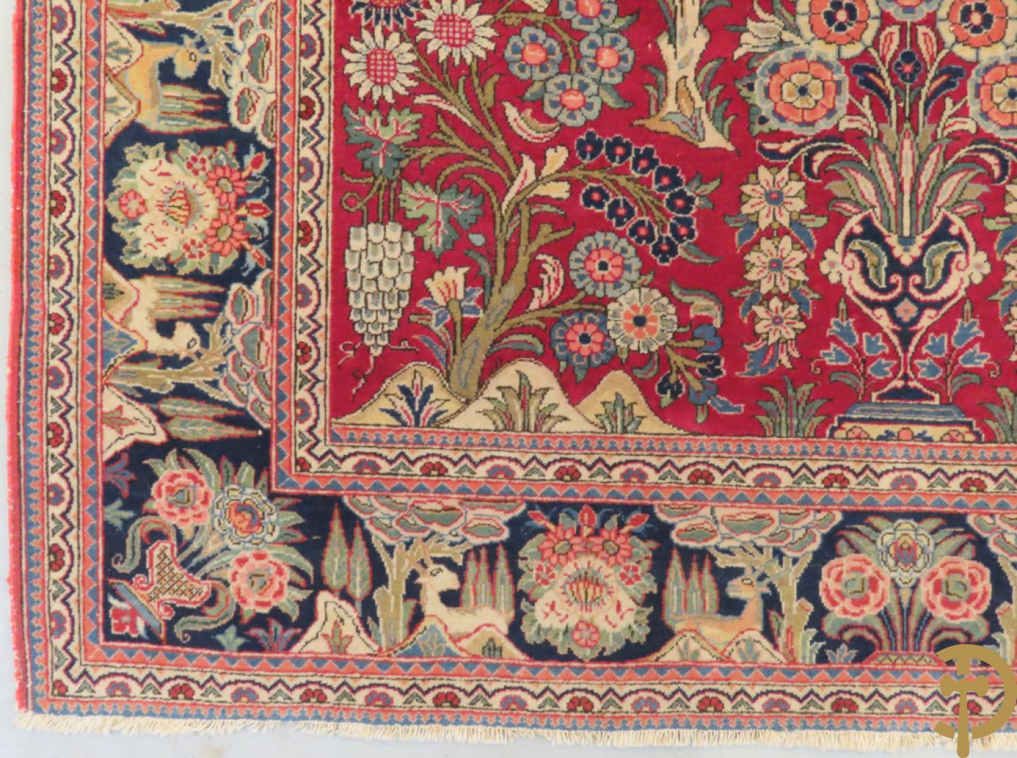 Antiek oosters handgeknoopt tapijt met gebouwen en bloemendecor