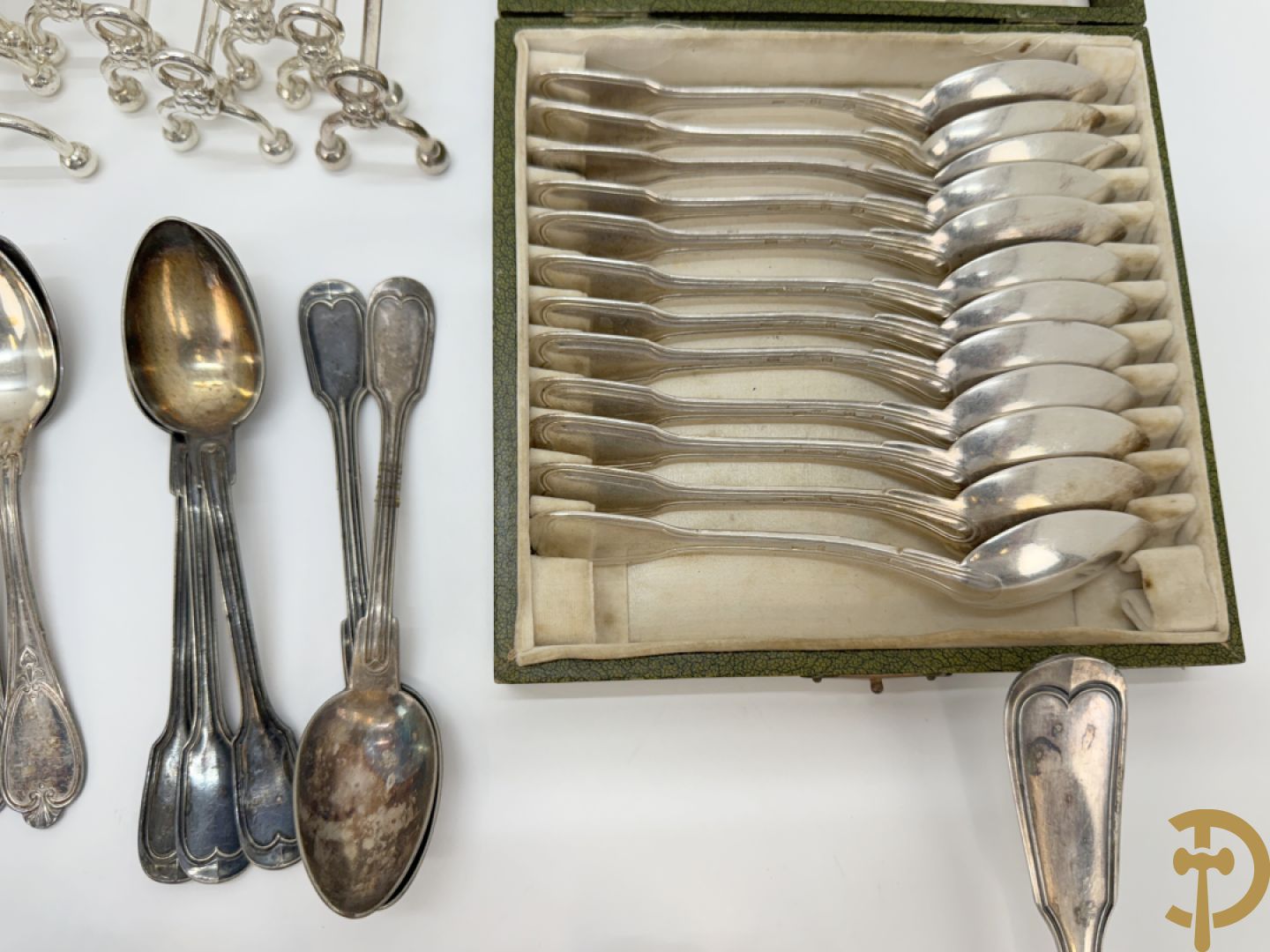 Verzilverd bestek Louis Philippe bestaande uit lepels, vorken, koffielepels en vorken + 3 sets porte couverts van o.a. Vossen