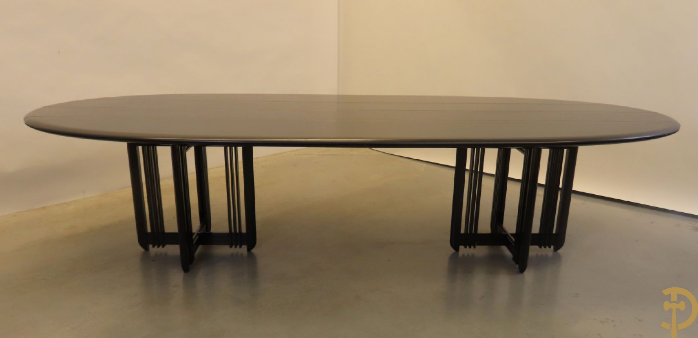 Grote ovale tafel van de Italiaanse ontwerper Umberto Asnago voor Giorgetti + 10 bijhorende hoogleunige stoelen