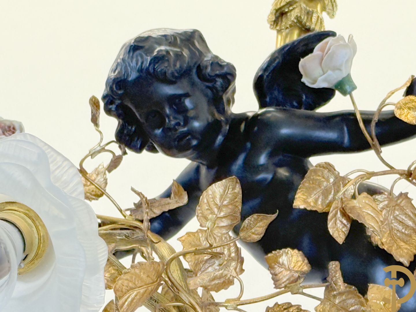 Vuurvergulde bronzen hall luchter met 4 lichtpunten en cupido houdende een tak met porseleinen bloemmetjes