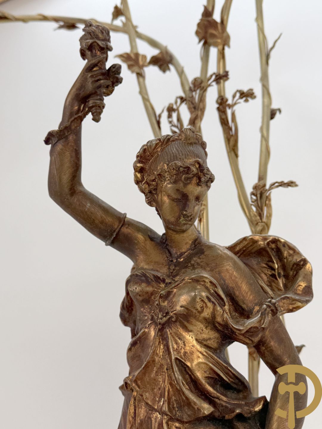 POITE getekend - Vuurverguld bronzen beeld van dame met kinderen houdende een toorts, achteraan 5 lichtpunten