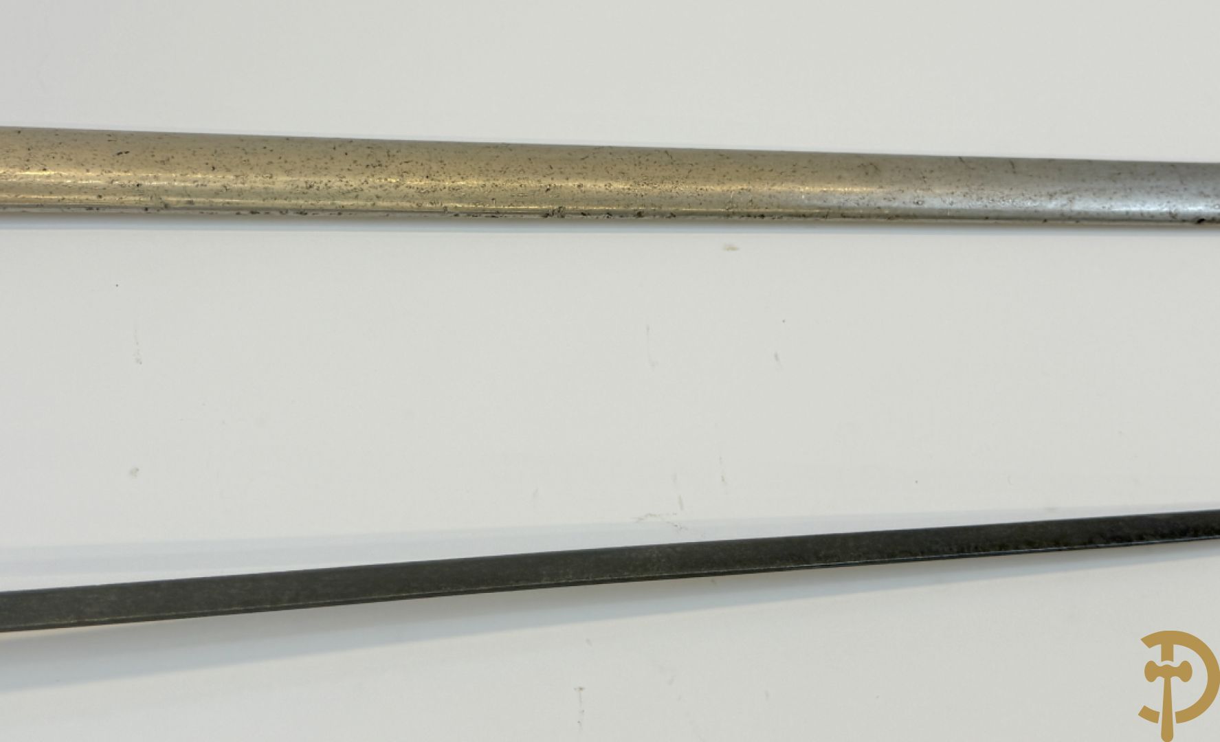 Duitse epee met gegraveerd handvat in schede