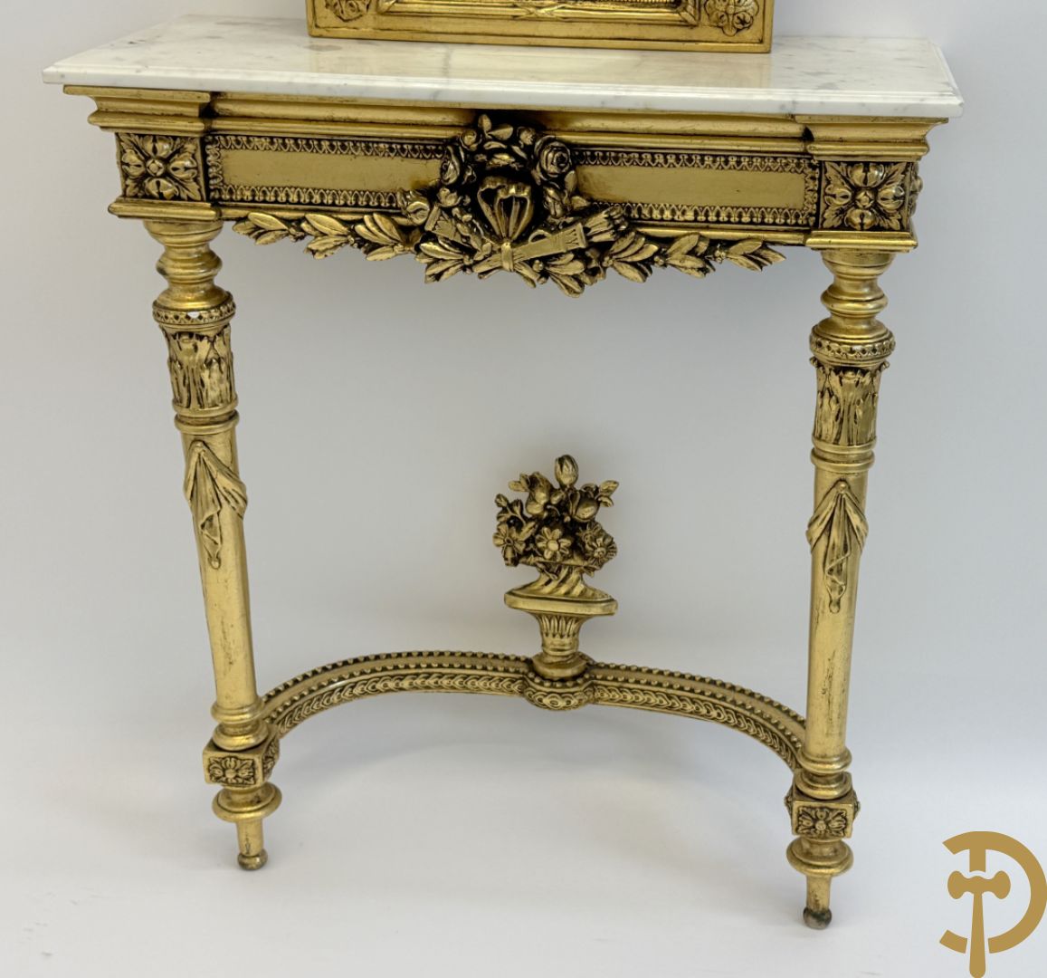Vergulde console met Louis XVI motieven en amfoor  + vergulde spiegel met Louis XVI motieven