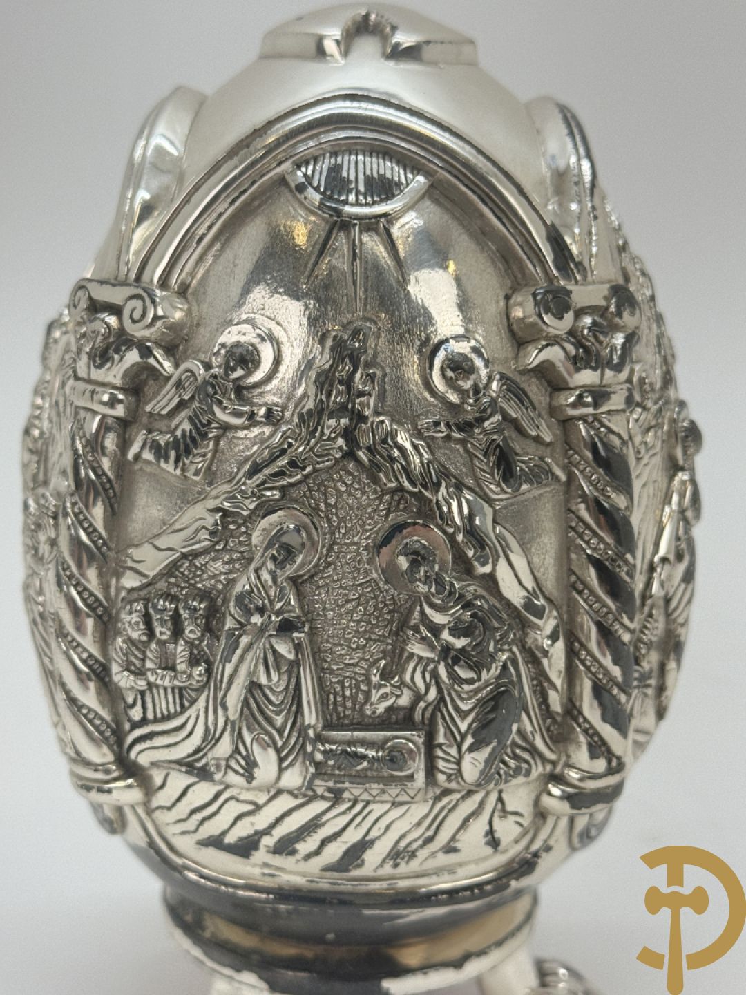 Grieks orthodox ei met 4 religieuse scènes met zilver bekleed.