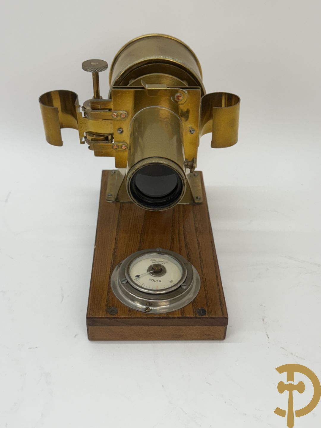 Twee antieke 19e projectors + 2 weegtoestellen