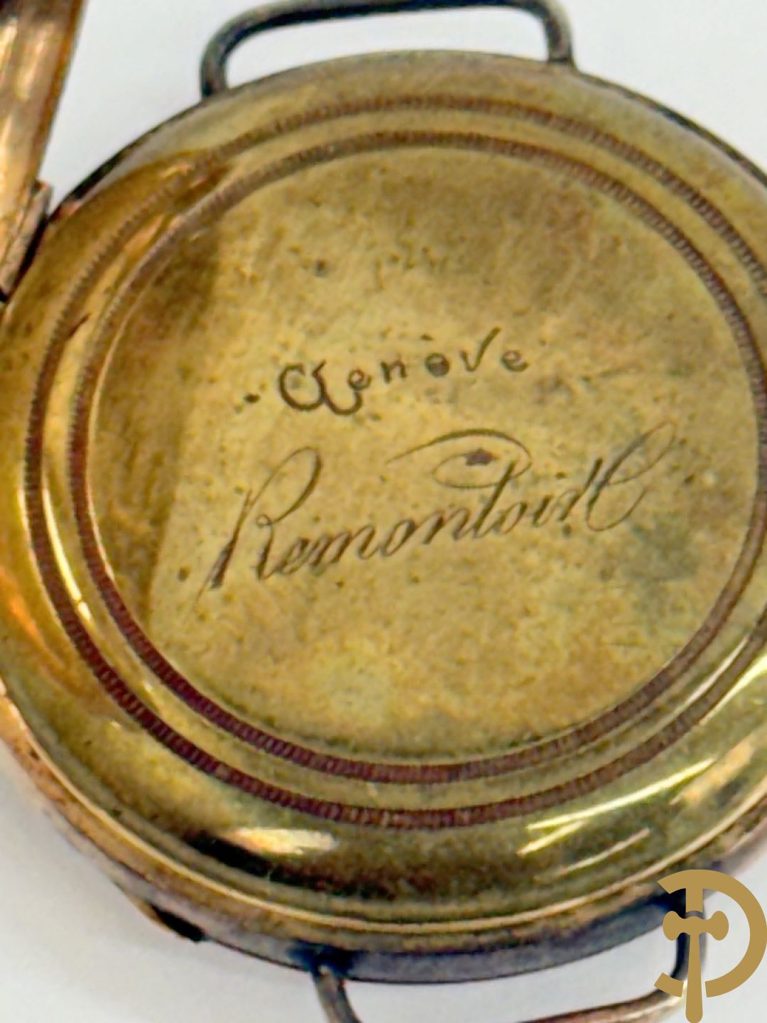 Twee dameshorloges met gouden kast