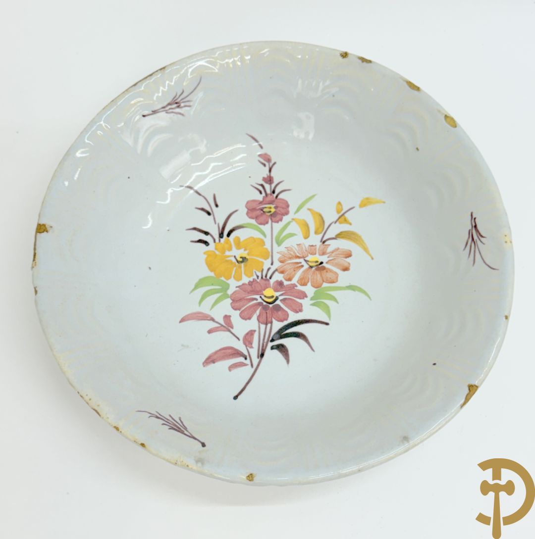 Franse borden w.o. Strassbourg met decor van luchtballon, vogel en Chinees figuurtje