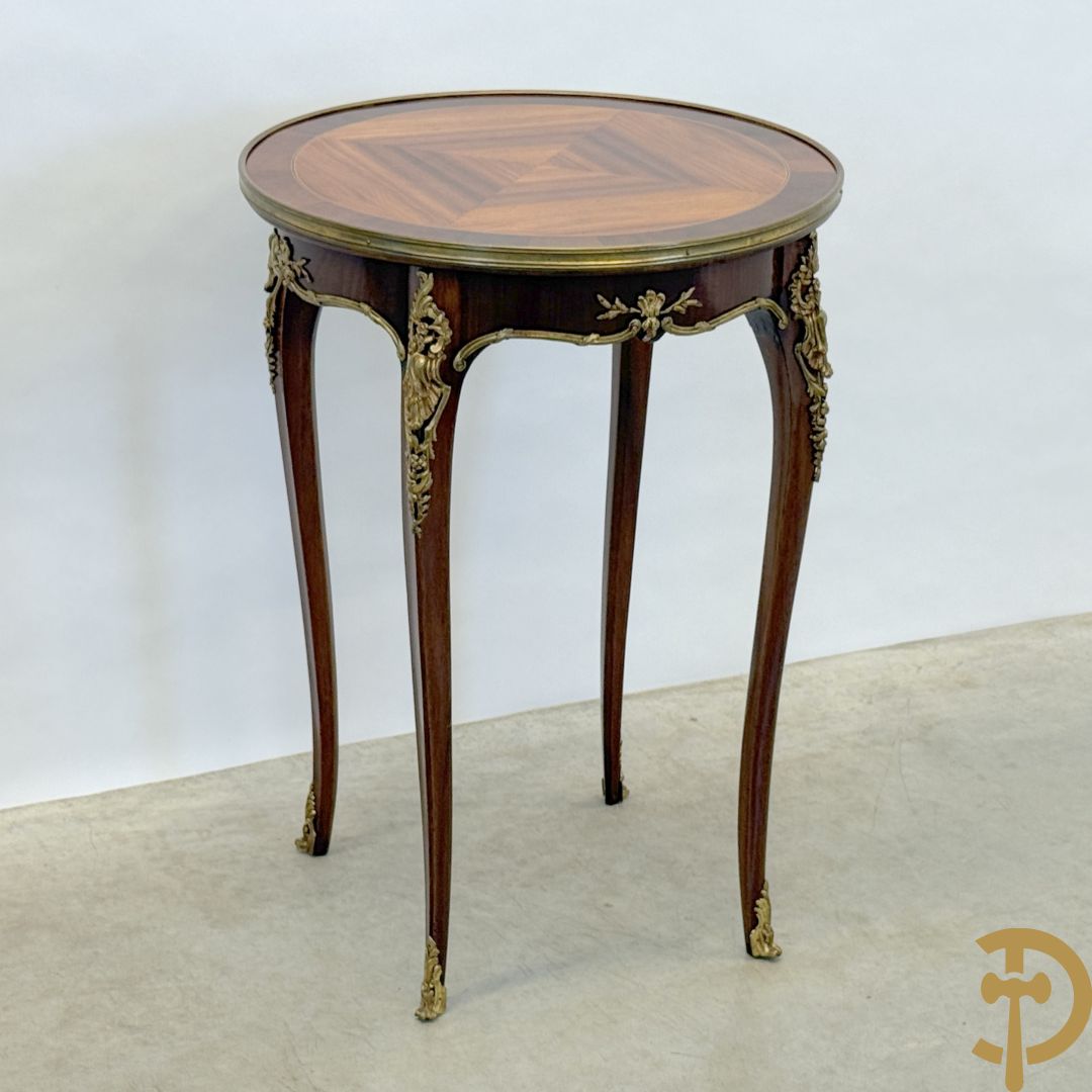 Mahoniehouten ronde bijzettafel met Louis XV bronsbeslag op 4 voluutvormige poten