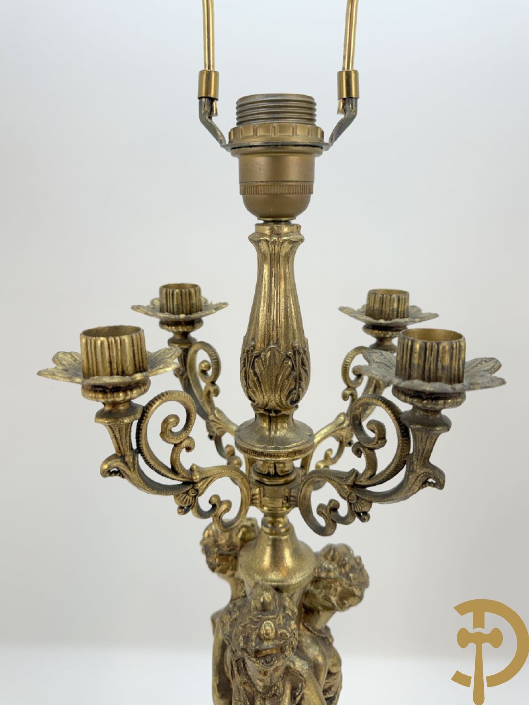Paar vintage lampadaires met 3 karyathiden, bovenaan met 4 kaarsen en een lichtpunt, Deknudt
