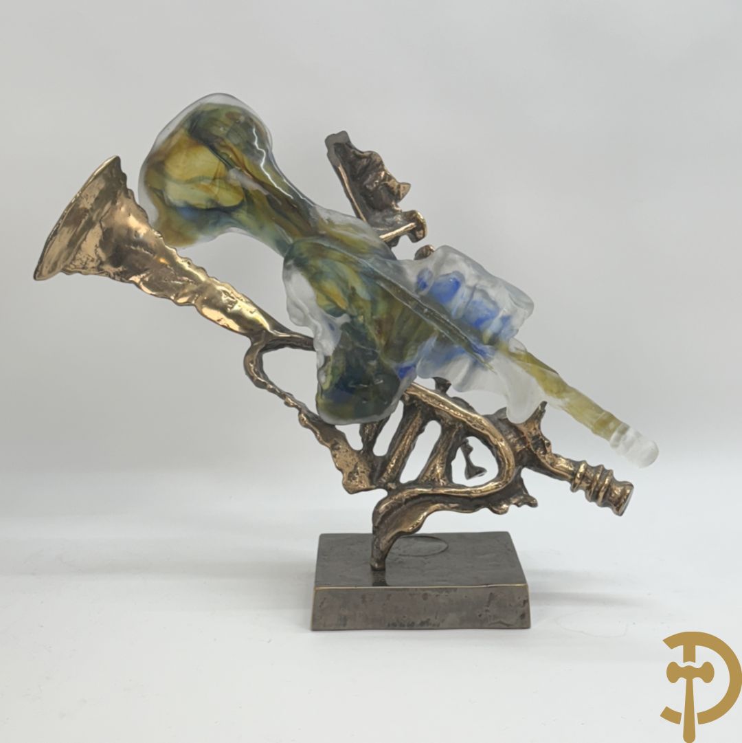 LOHE getekend - Surrealistische sculptuur met combinatie van koper en gekleurde pate de verre in de vorm van een trompet