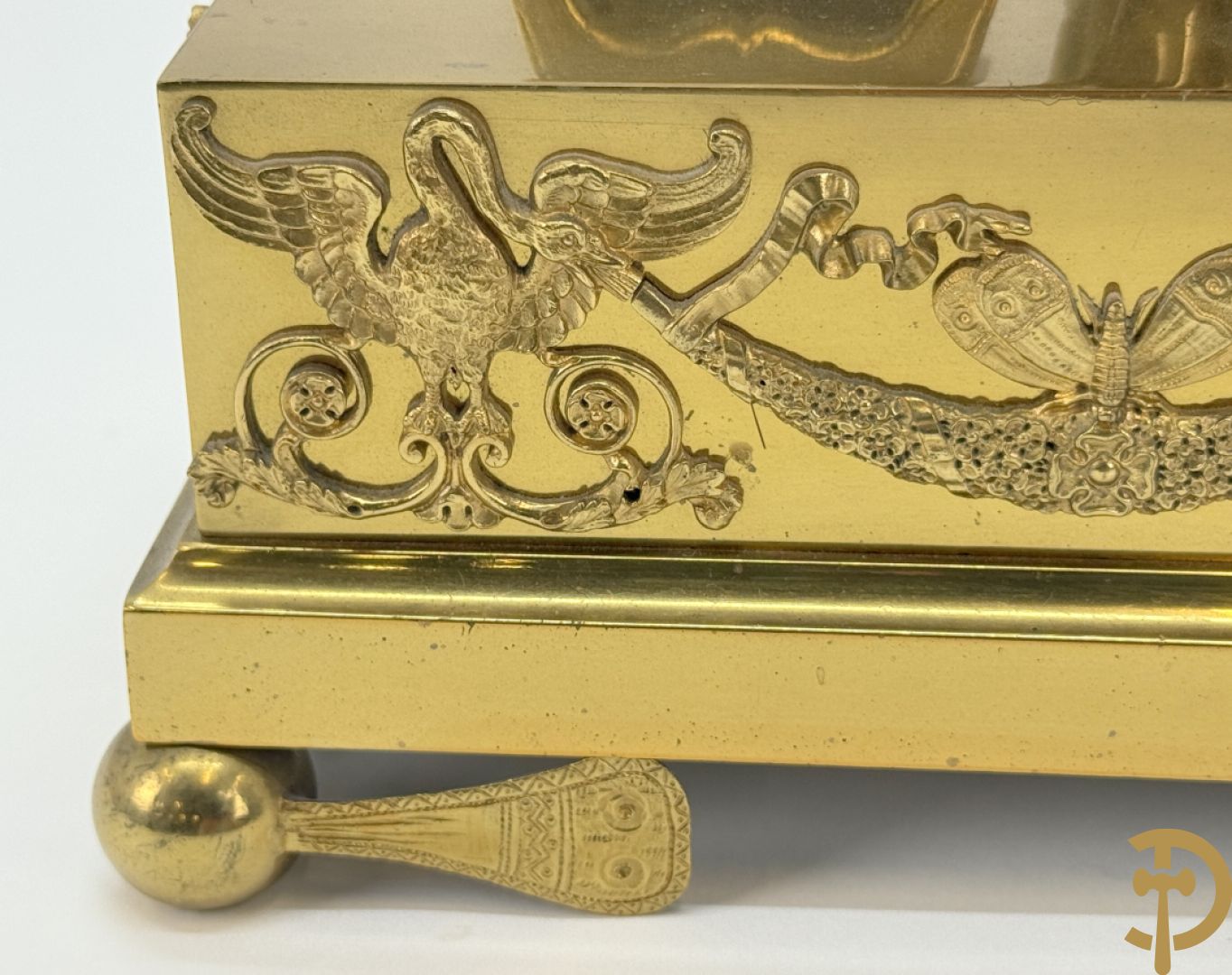 Vuurvergulde Franse bronzen Empire stijl pendule, harpvormige horloge met gevleugelde Griekse mythologische figuur, Erso die zijn lier bespeelt - Deniere et E. Mattelin, Fabricants de Bronze