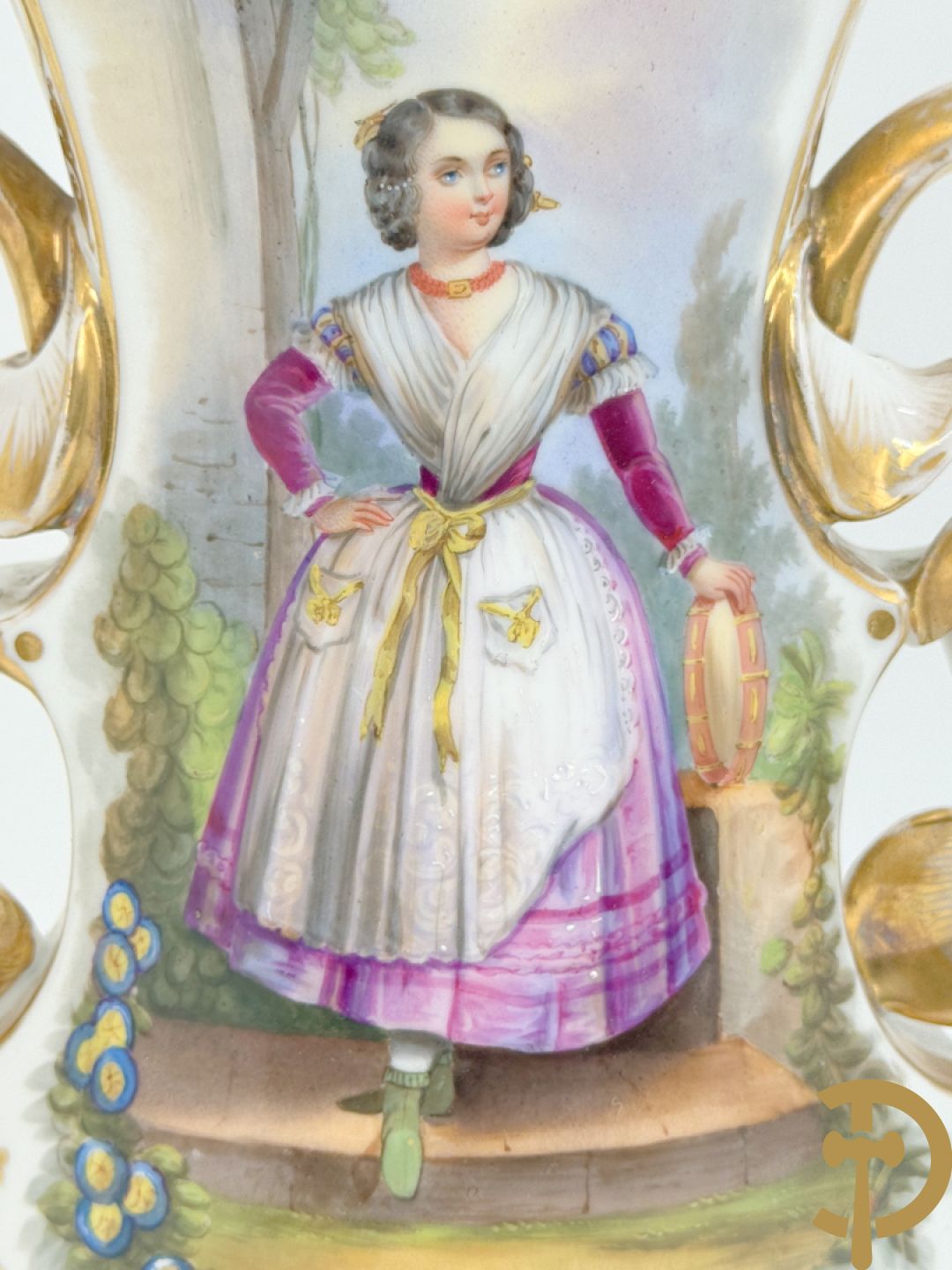 Paar Vieux Paris cornetvazen met handbeschilderd bloemendecor + Vieux Paris cornetvaas met decor van elegante dame