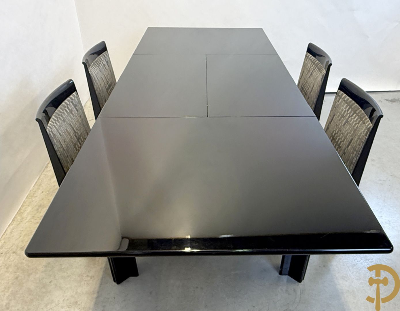 Zwartgelakte uittrekbare vintage designtafel met 4 bijhorende stoelen model 