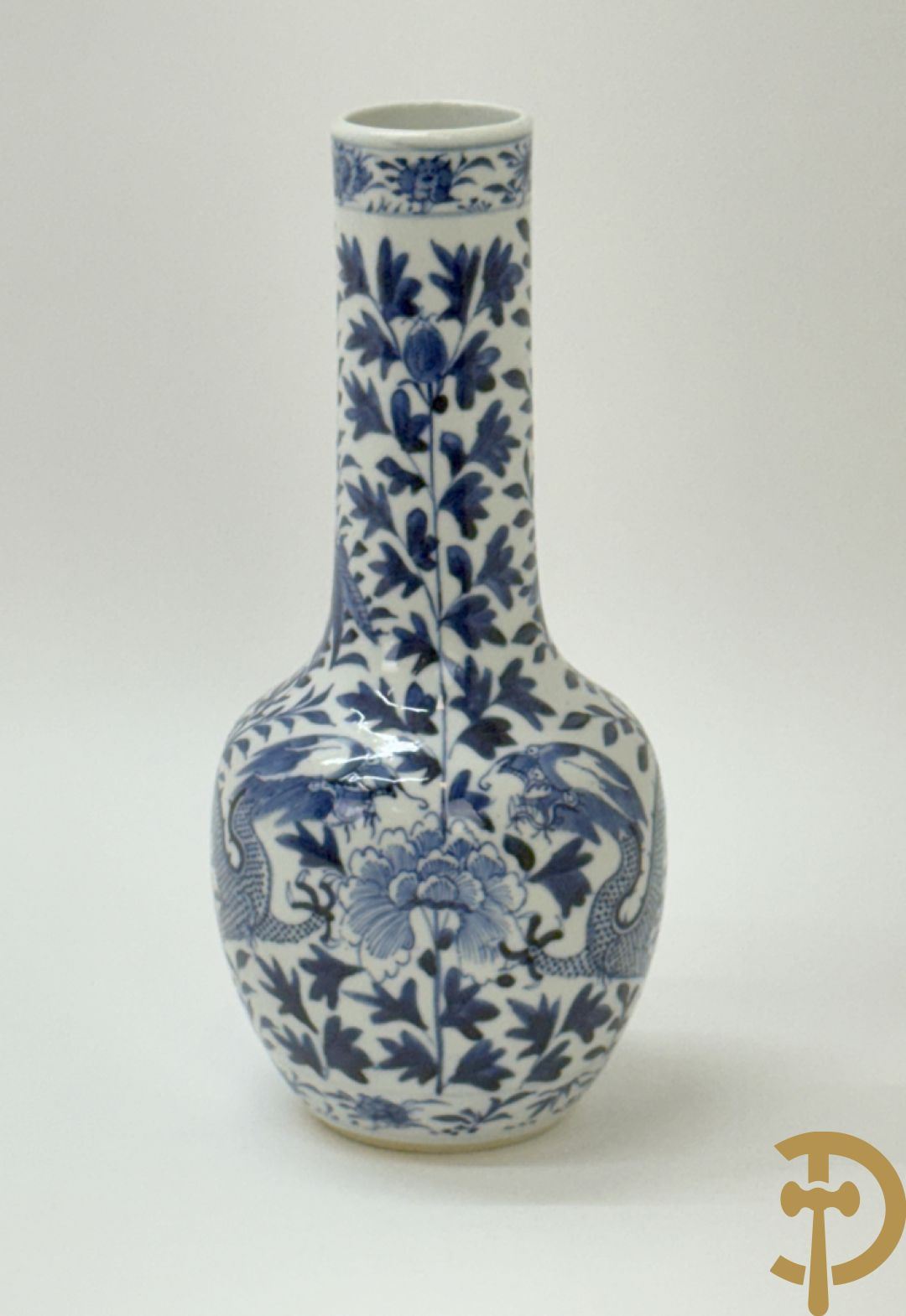 Chinees porseleinen kalebasvormig vaasje blauw/wit met bloemen en drakendecor, onderaan gemerkt
