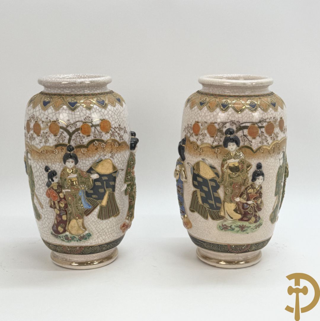Paar Japanse Satsumat vazen met basrelief decor van gheisha