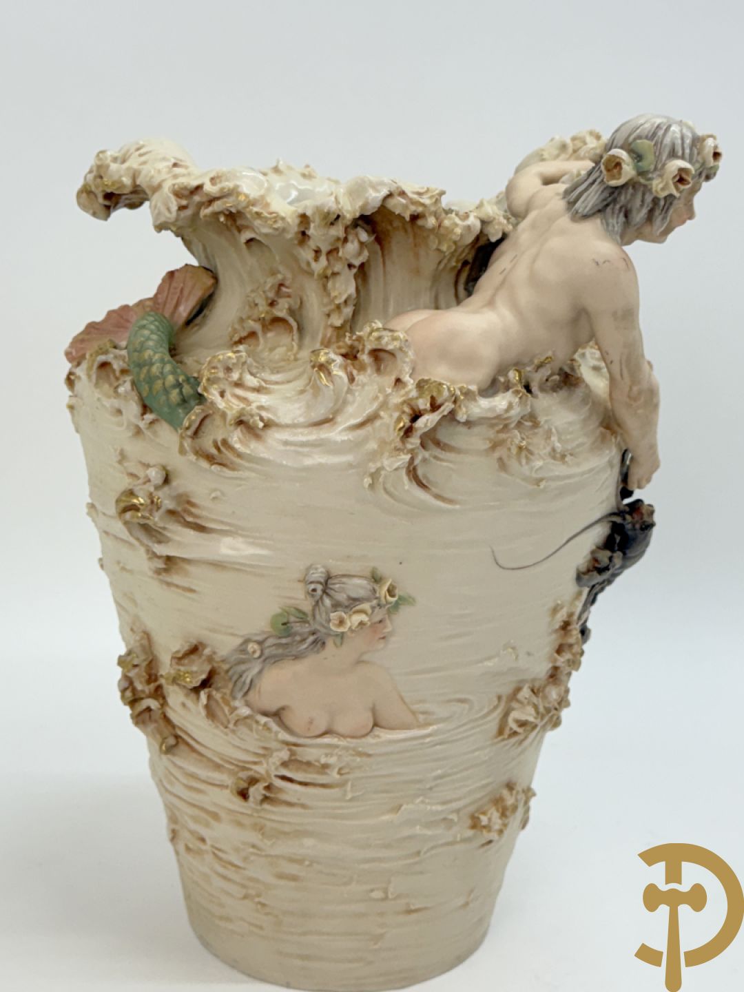 Twee porseleinen vazen met decor van golven, bezet met zeemeerman en zeemeermin, kreeft, krabben en hoorns, Royal Dux, gemerkt onderaan nr. 181
