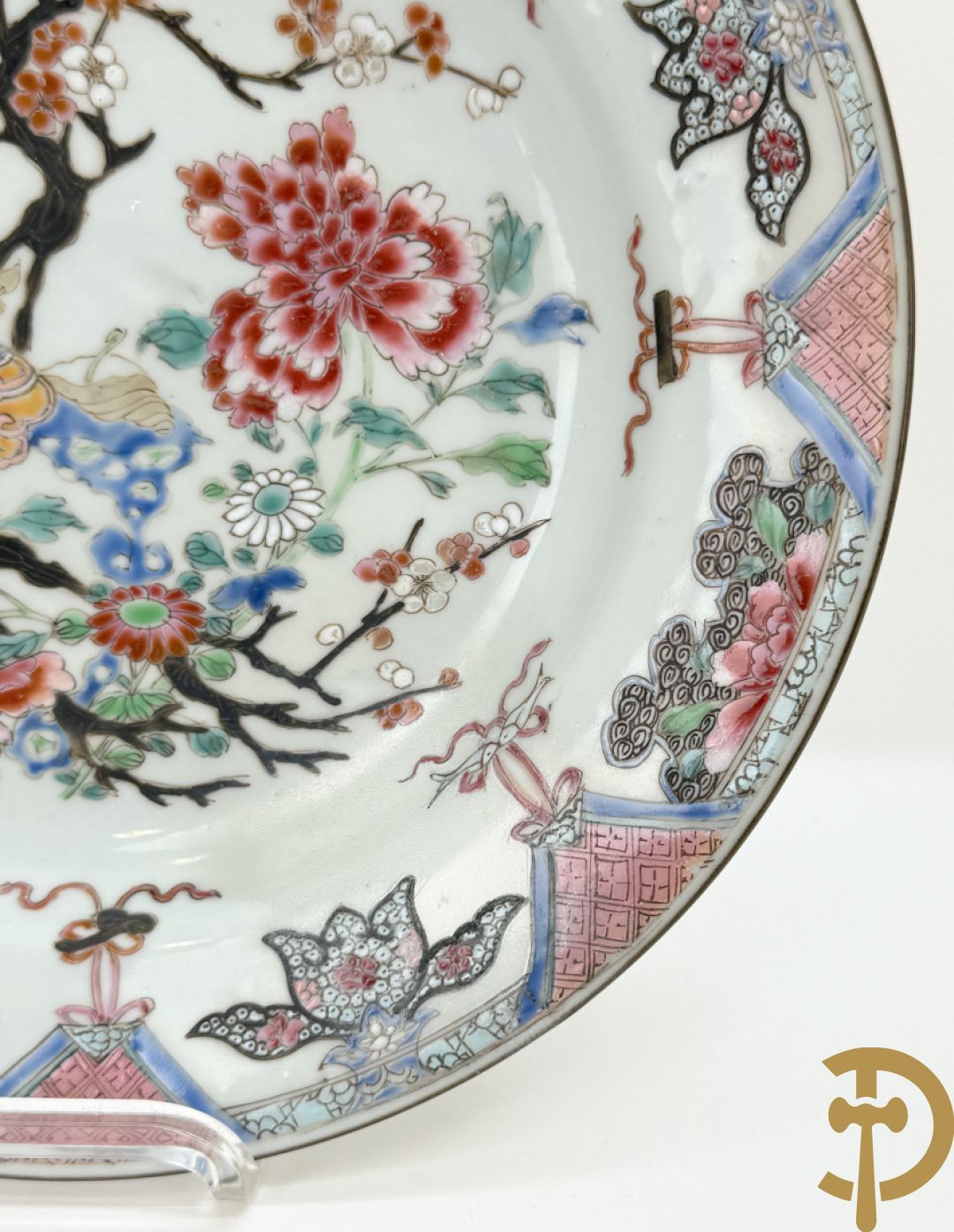 Chinese porseleinen ballustervormige vaas, King Long  + 2 porseleinen bordjes met bloemendecor + 2 bordjes met vazen- en bloemendecor + kopje en schoteltje Imari + dekselpotiche met vogel en bloemendecor