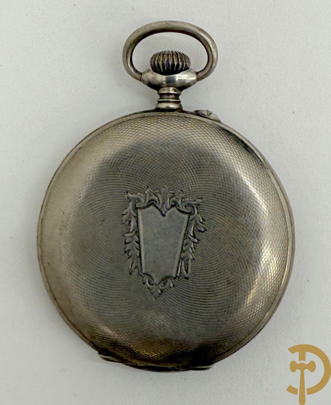 Vier 19e zakhorloges met Romeinse cijfers w.o. zilver + 2 zakhorlogekettingen