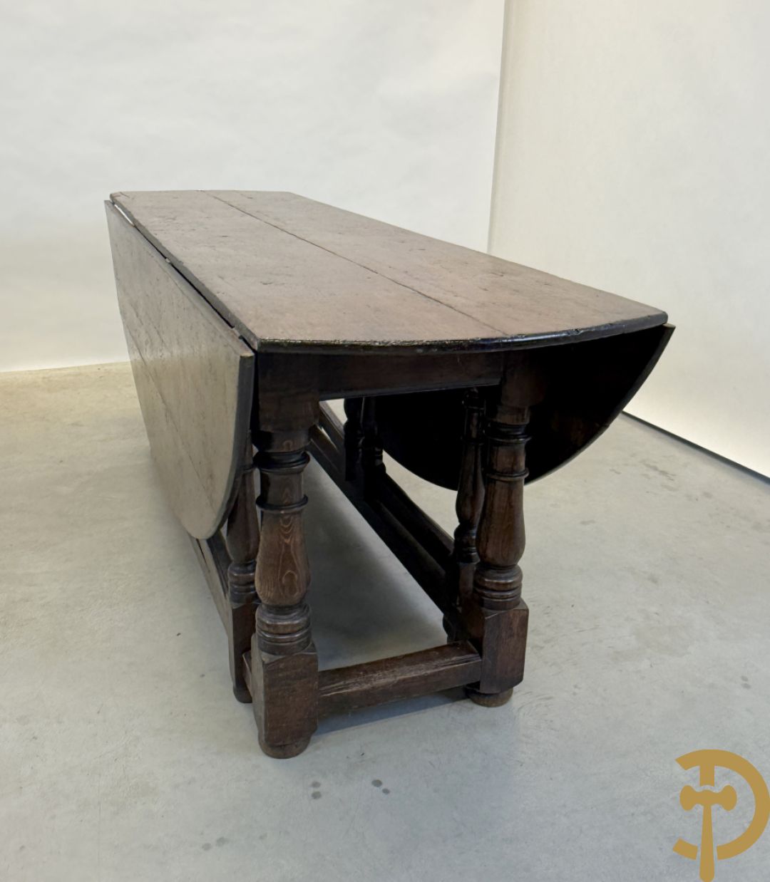 Grote massief eiken openklapbare gatelegg tafel + 6 Engelse eiken stoelen met lederen zitting