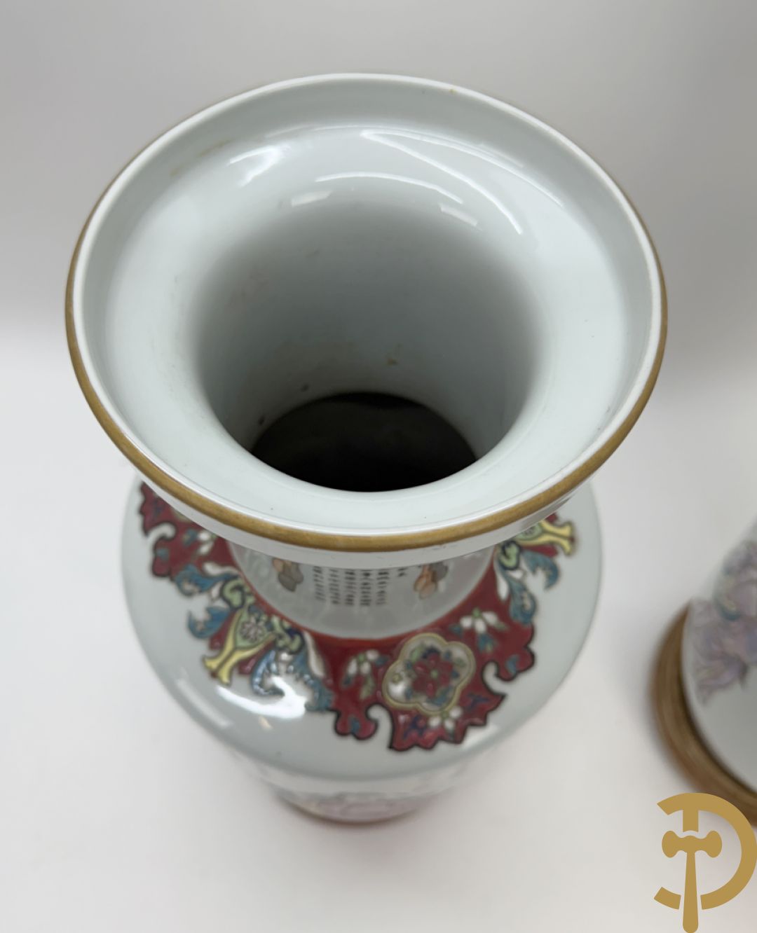 Paar porseleinen Chinese vazen met decor van personages en Chinese tekens, handgekleurd