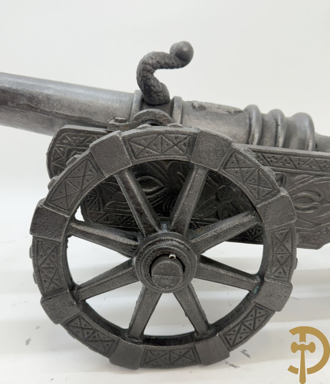 Gietijzeren miniatuurkanon met wapenschild