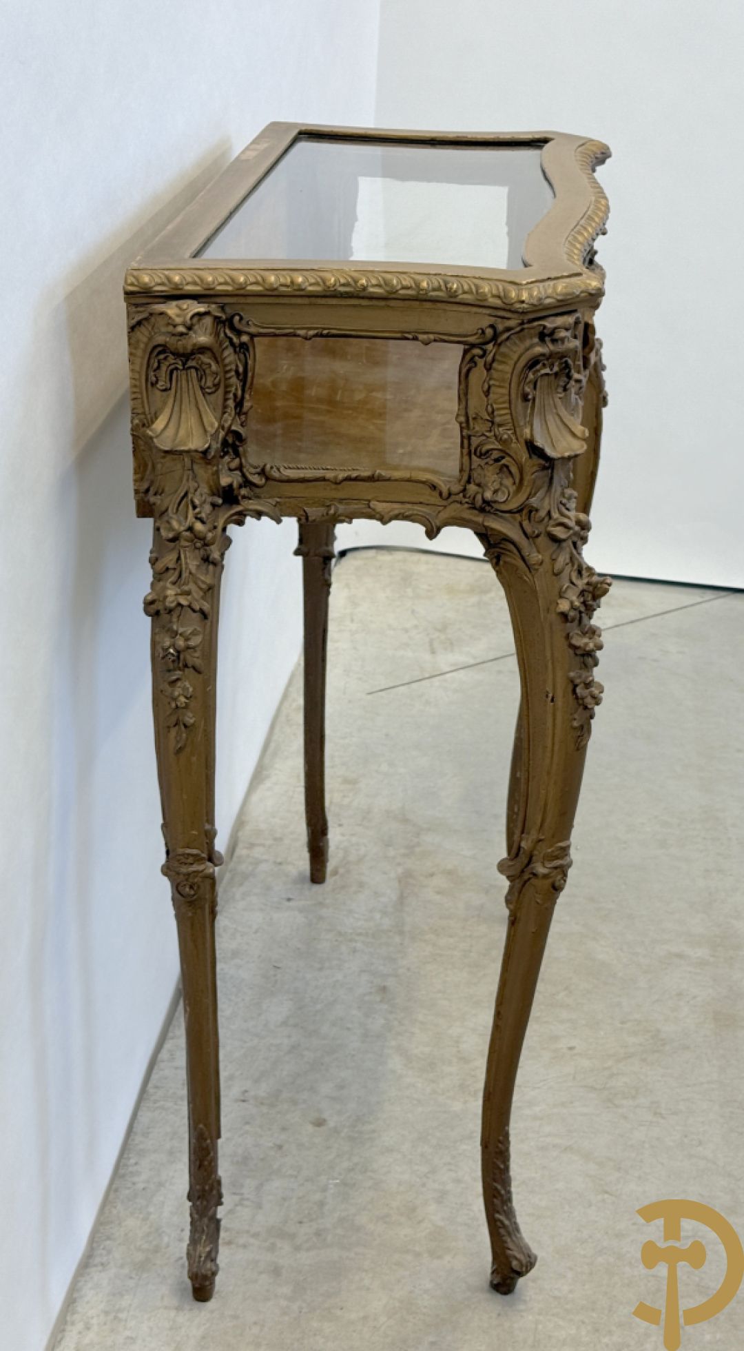 Vergulde Louis XV juwelenvitrine met openklapbaar deksel, bezet met rocailles, op voluutvormige poten