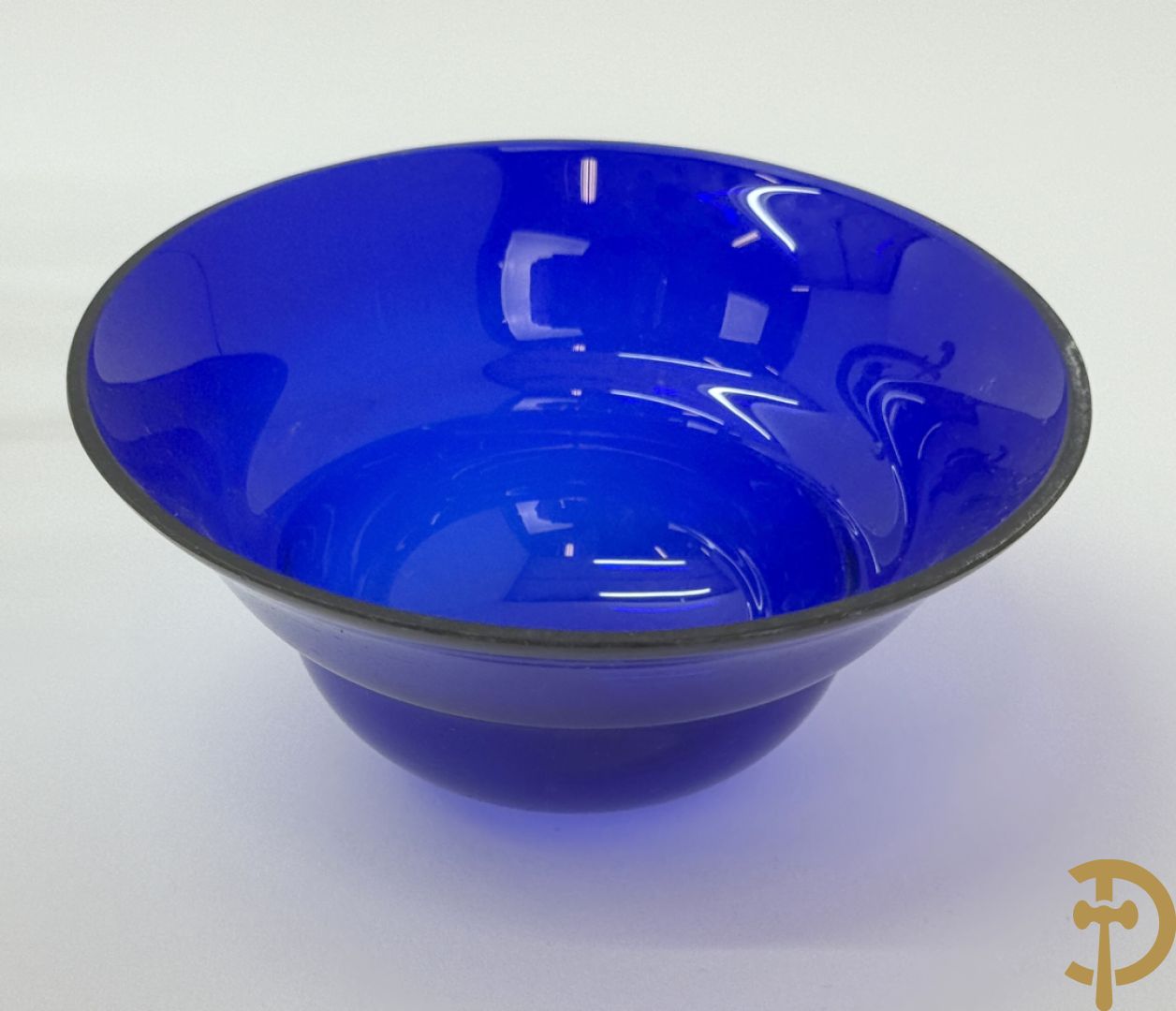 Massief zilveren geajoureerde houder met leeuwenkopjes en blauwe glazen coupe