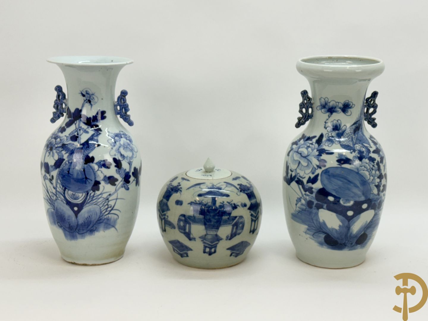 Twee Chinese porseleinen celadonvazen met blauw wit bloemen en vogeldecor + cachepot met vazendecor