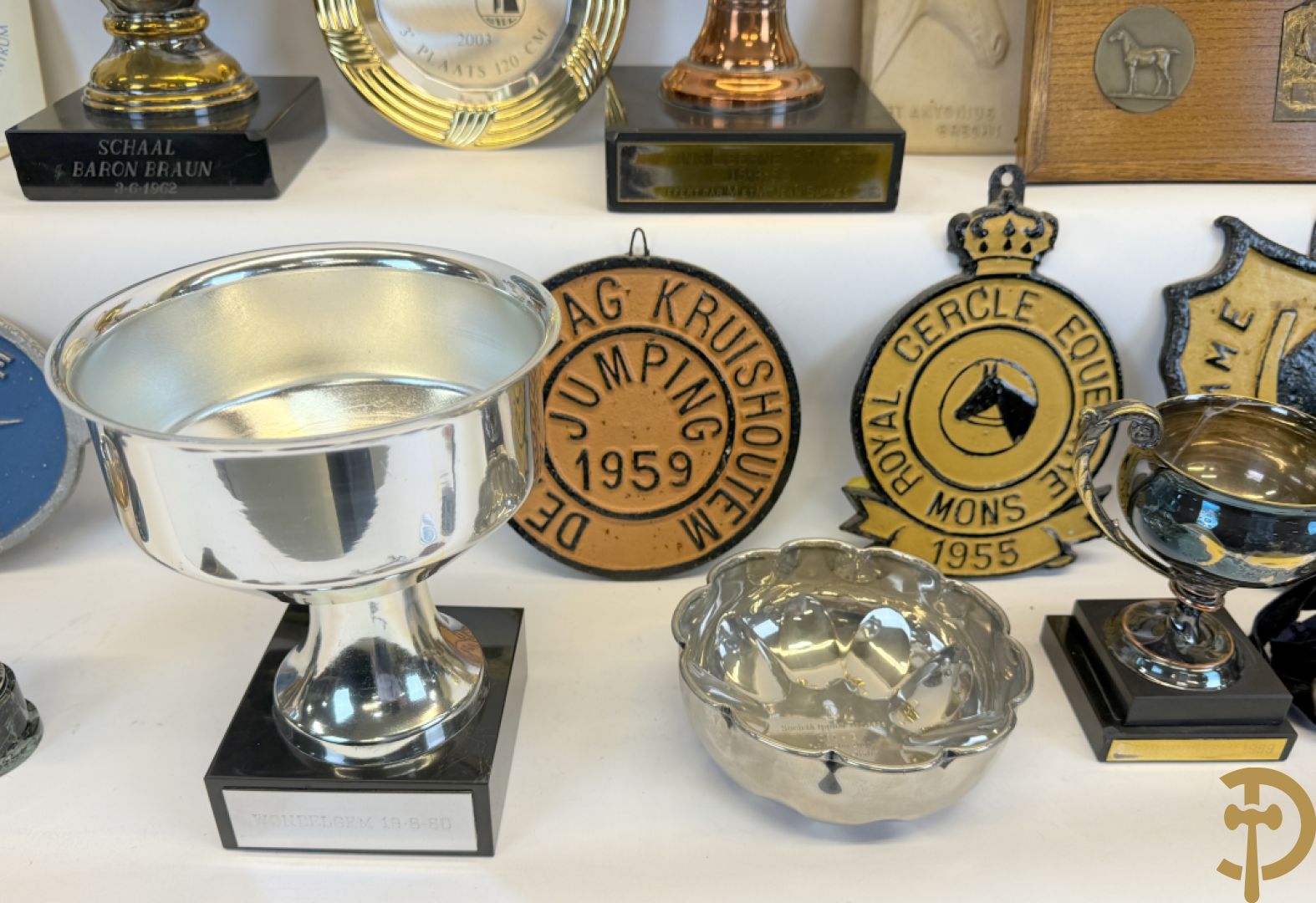 Verzameling memorabilia van paardenrennen, trofeeën en bekers
