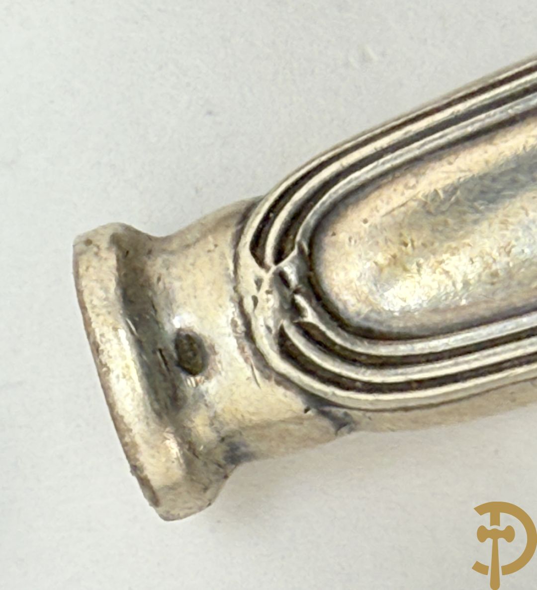 11 massief zilveren kleine lepels en 11 massief zilveren kleine vorken met bandes croisées, Delheid (813 gram) + messen met zilveren heft (na te zien)