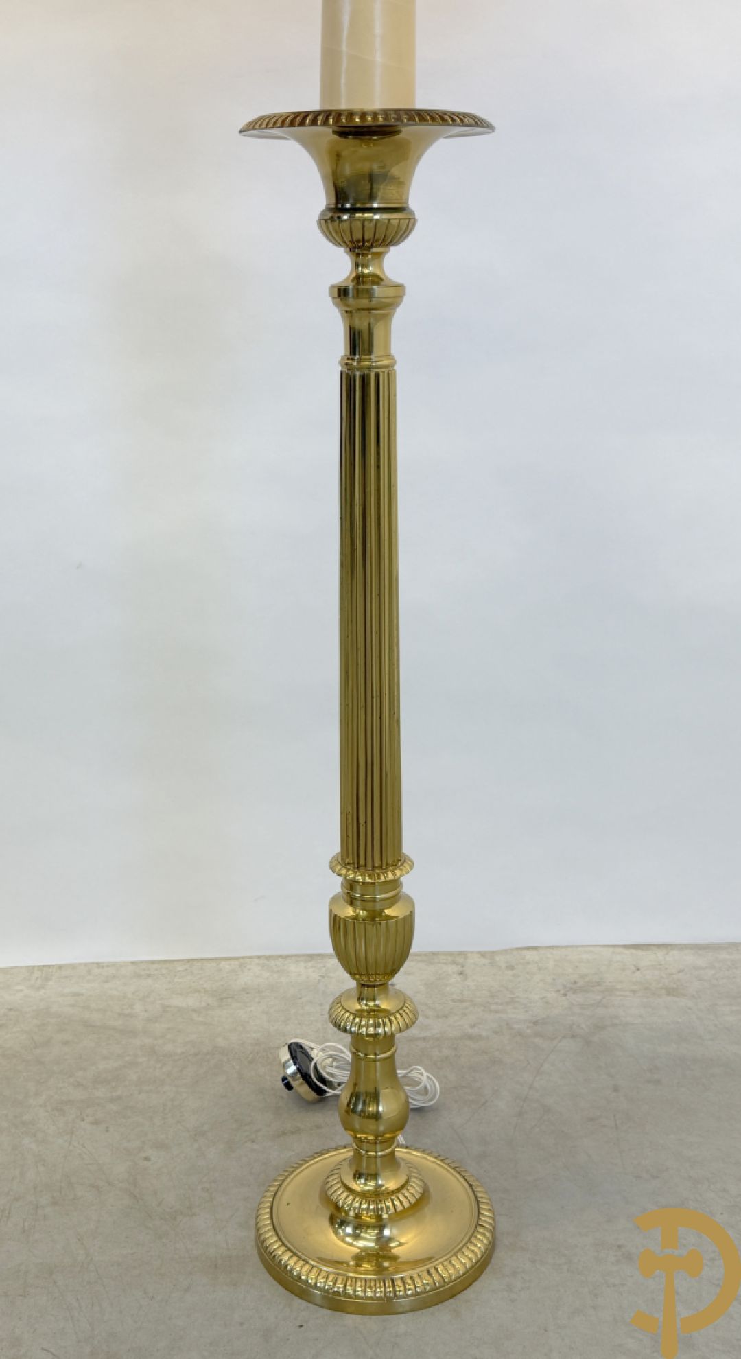 Bronzen staande koperen lampadaire op getorste voet + bronzen lampadaire op gecanneleerde voet