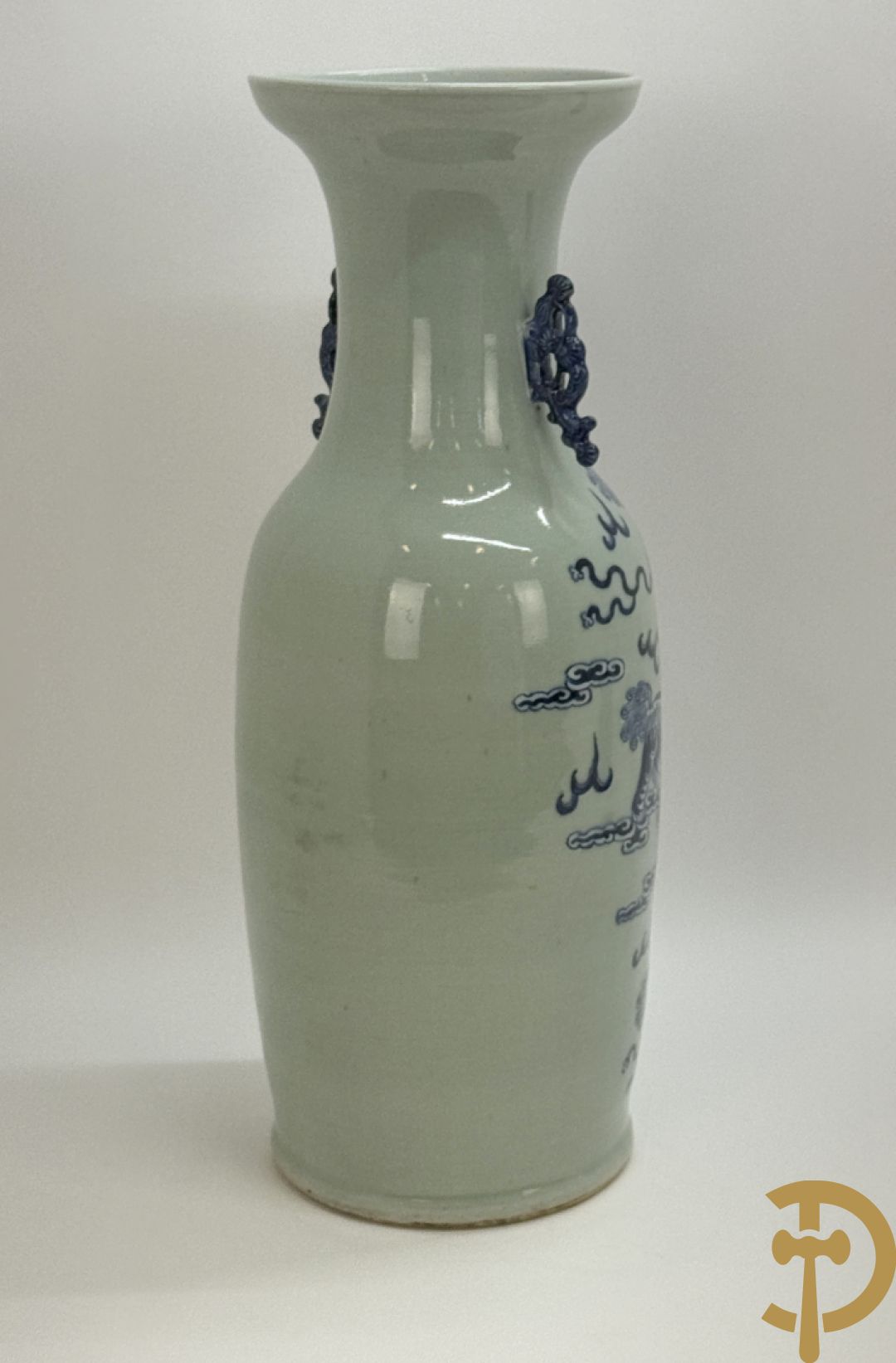 Chinese porseleinen celadon vaas met blauw/wit decor van fo honden