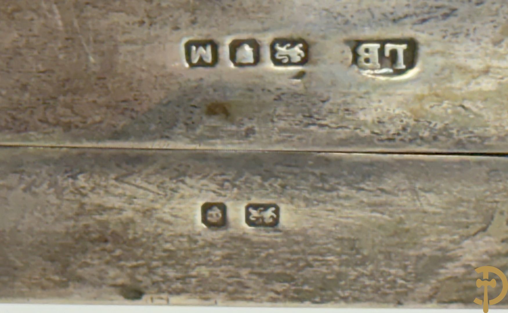 Massief zilveren schaaltjes op 3 pootjes + klein schaaltje Wolfers + flessenhouder  Engels massief zilver + 2 massief zilveren servetringen + zilveren eierdopje + massief zilveren geboortebeker + sigarettenetui gevat in massief zilveren omhulsel + vaasje met zilveren rand