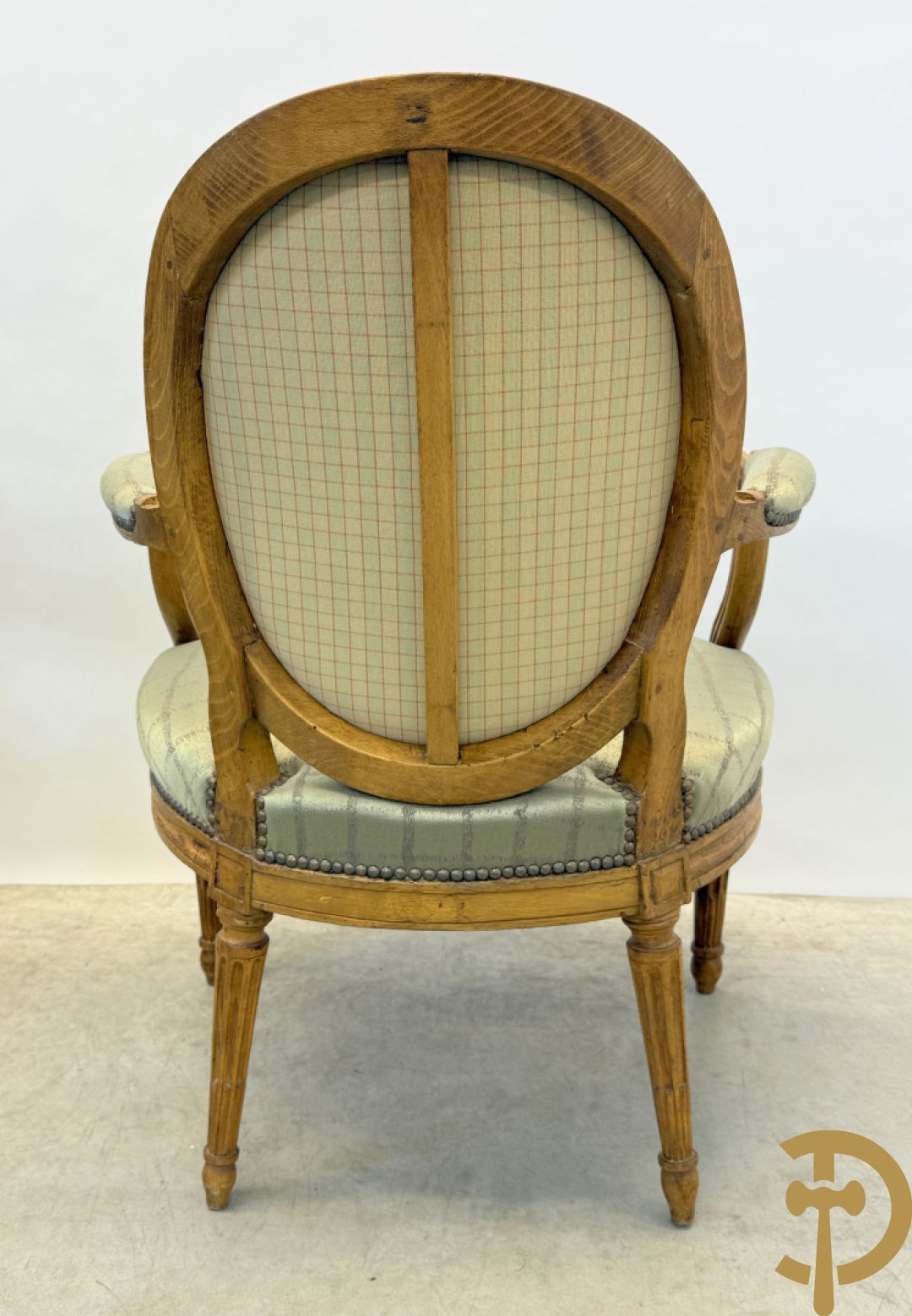 Paar Louis XVI stijl armzetels met ovale medaillon - op gecanneleerde poten