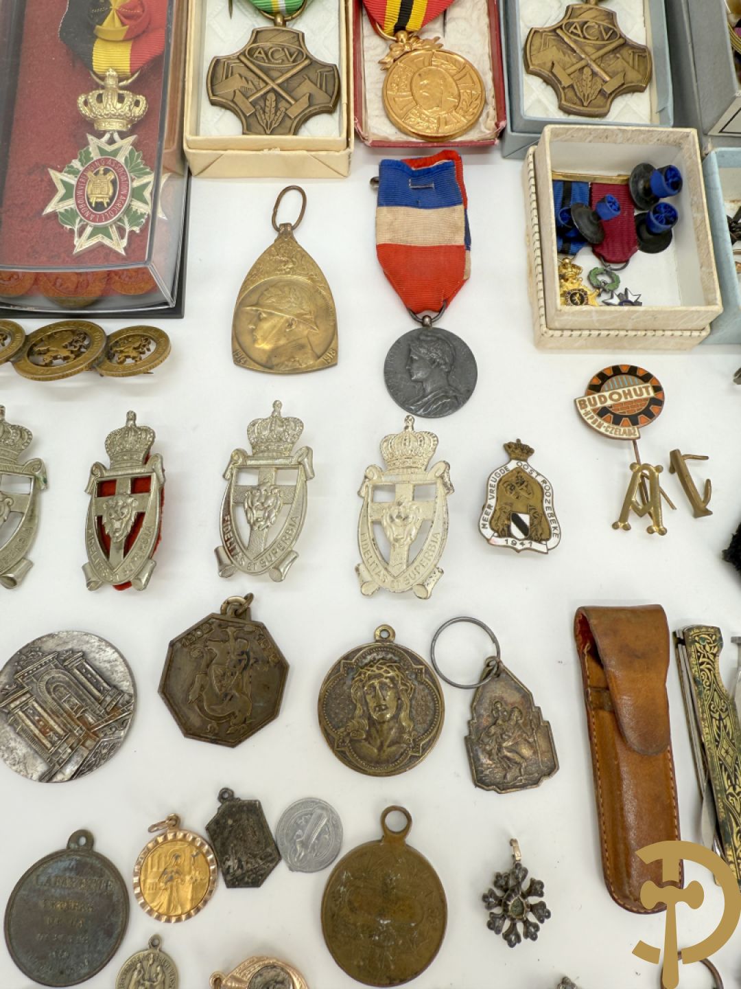 Lot insignes en medailles